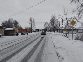 8-летний пешеход под колесами автомобиля 8-летний пешеход под колесами автомобиля.